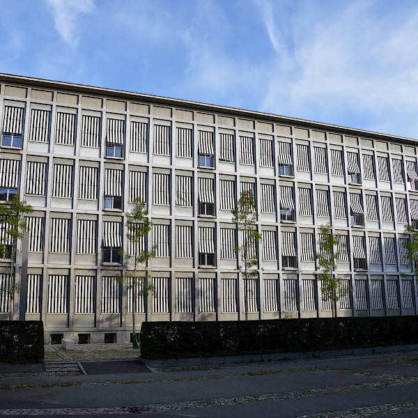 Senkrechtstore, Gymnasium Basel